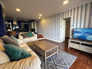 Fernseher, DVD-Player, Bücher, Videothek