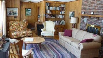 Smart TV, fireplace, DVD player, books