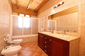 Duschwanne, Haartrockner, Bidet, Handtücher