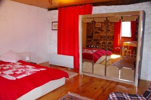 2 bedrooms, iron/ironing board - Authentic 19th century house near Vans (Malons-Et-Elze)