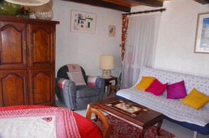 Fernseher, Kamin, Bücher