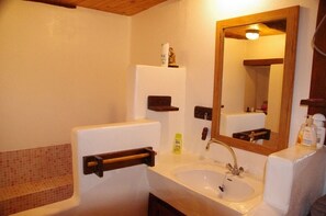 Ensemble douche/baignoire, sèche-cheveux, papier toilette