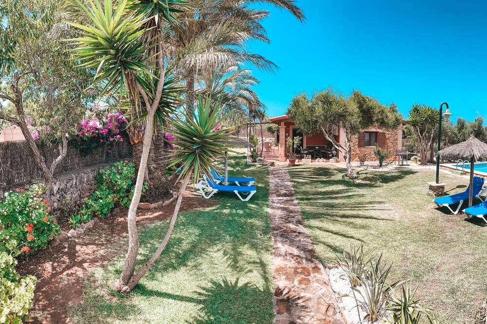 Sun, relaxation and tranquility. Beautiful villa surrounded by nature.