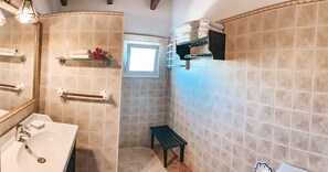 Shower, hair dryer, bidet, towels - Sun, relaxation and tranquility. Beautiful villa surrounded by nature. (colonia sant jordi)