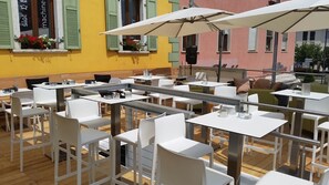 Outdoor dining - CENTRALE APARTMENTS & BREAKFAST GENZIANA (Cles)