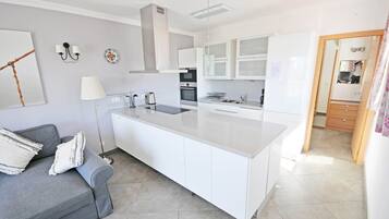 Een koelkast, een microgolfoven, een oven, een vaatwasser