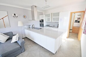 Kylskåp, mikrovågsugn, ugn och diskmaskin