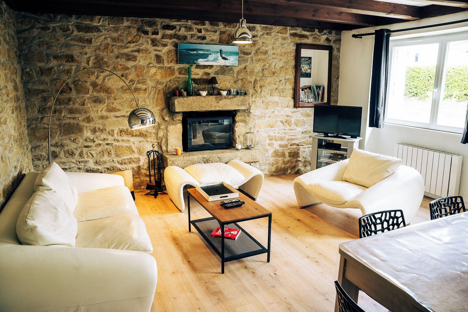 TV connectée, cheminée, lecteur de DVD, chaîne hi-fi