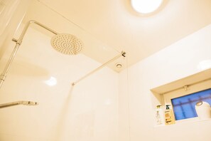 Baignoire, séchoir à cheveux, serviettes fournies