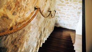 Eine Treppe mit einer Steinmauer und einem Seil zur Stützung.