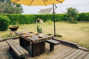 Outdoor dining - Typical Breton stone fisherman's cottage (Santec)
