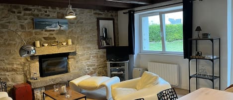 Smart TV, fireplace, DVD player, stereo