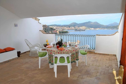 Belvedere house with sea view in the old town