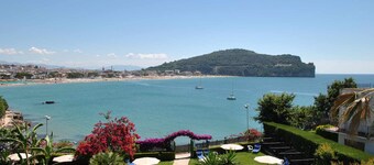 Belvedere house with sea view in the old town