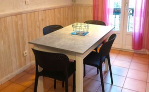 Dining - L'OUILLE: Beach 2 minutes away, air conditioning, Wi-Fi, close to all amenities. (Collioure)