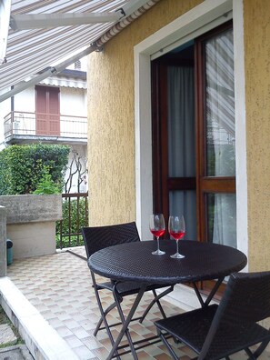 Outdoor dining - Pretty Casa Margherita, Lugana di Sirmione for your relaxation (Sirmione)