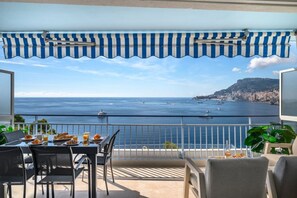Outdoor dining - Le Coq Eileen Gray – Garage - AC - WIFI (Roquebrune-Cap-Martin)