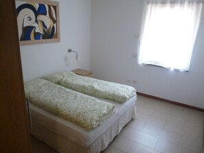 2 habitaciones, tabla de planchar con plancha y cuna de viaje 