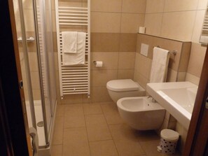 Shower, hair dryer, towels, soap - TOWNHOUSE WITH GARDEN   (Gavazzo  Di Tenno)
