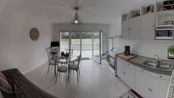 Réfrigérateur, micro-ondes, four, cafetiÚre/bouilloire