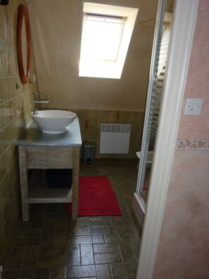 Chuveiro, toalhas de banho