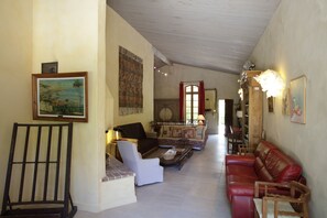 Kamin, Tischfußball, Tischtennisplatte, Bücher