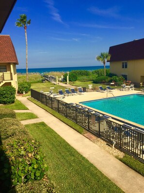 Utendørsbasseng og et oppvarmet basseng