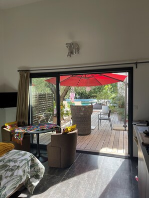 Skrivebord, lydisolert, strykejern/-brett og wi-fi (inkludert)