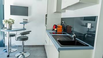 Réfrigérateur, micro-ondes, four, plaque de cuisson