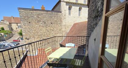 Charming apartment with terrace in the historic center of Cluny