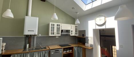 Een koelkast, een magnetron, een oven, een kookplaat