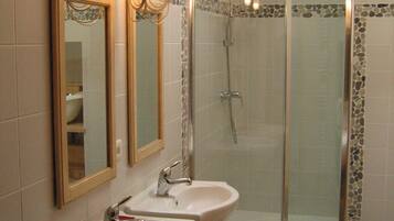 Douche, sèche-cheveux, serviettes fournies
