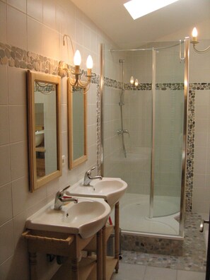 Een douche, een haardroger, handdoeken
