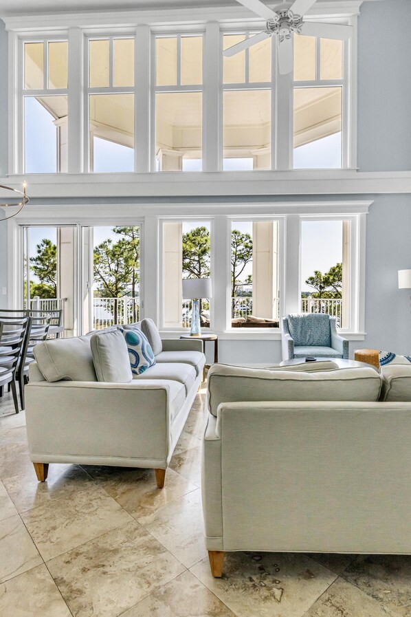 TV - Luxurious Bayfront Penthouse w/ Stunning Views (Miramar Beach)