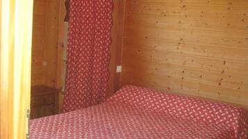 1 quarto, ferros/tábuas de passar roupa, berço de viagem