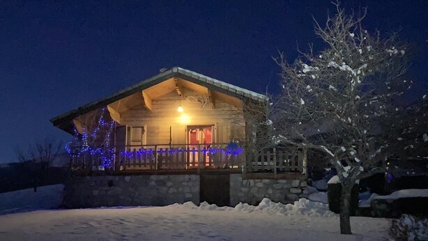 A wooden cabin with a porch, surrounded by snow. - Chalet Le Serre (Chorges)