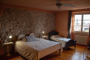 2 bedrooms, iron/ironing board, free WiFi, bed sheets