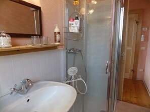 Shower, hair dryer, bidet, towels