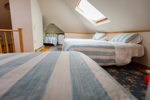 4 habitaciones, escritorio y tabla de planchar con plancha 