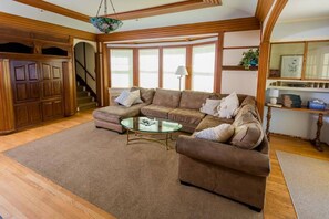 Smart-TV, Kamin, DVD-Player, Arbeitsbereiche