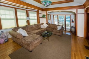 Smart-TV, Kamin, DVD-Player, Arbeitsbereiche