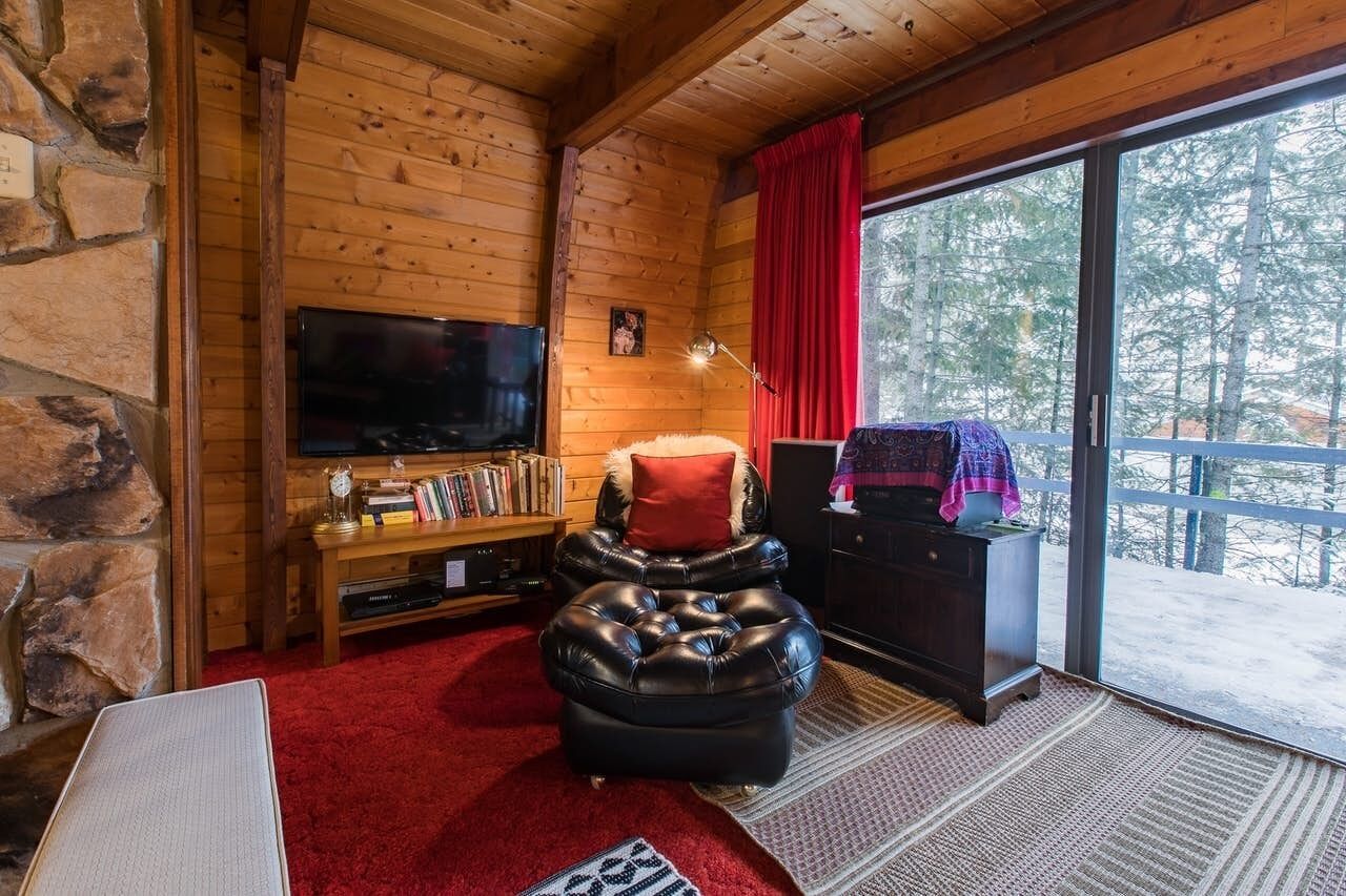 The Disco Den : A Groovy Getaway