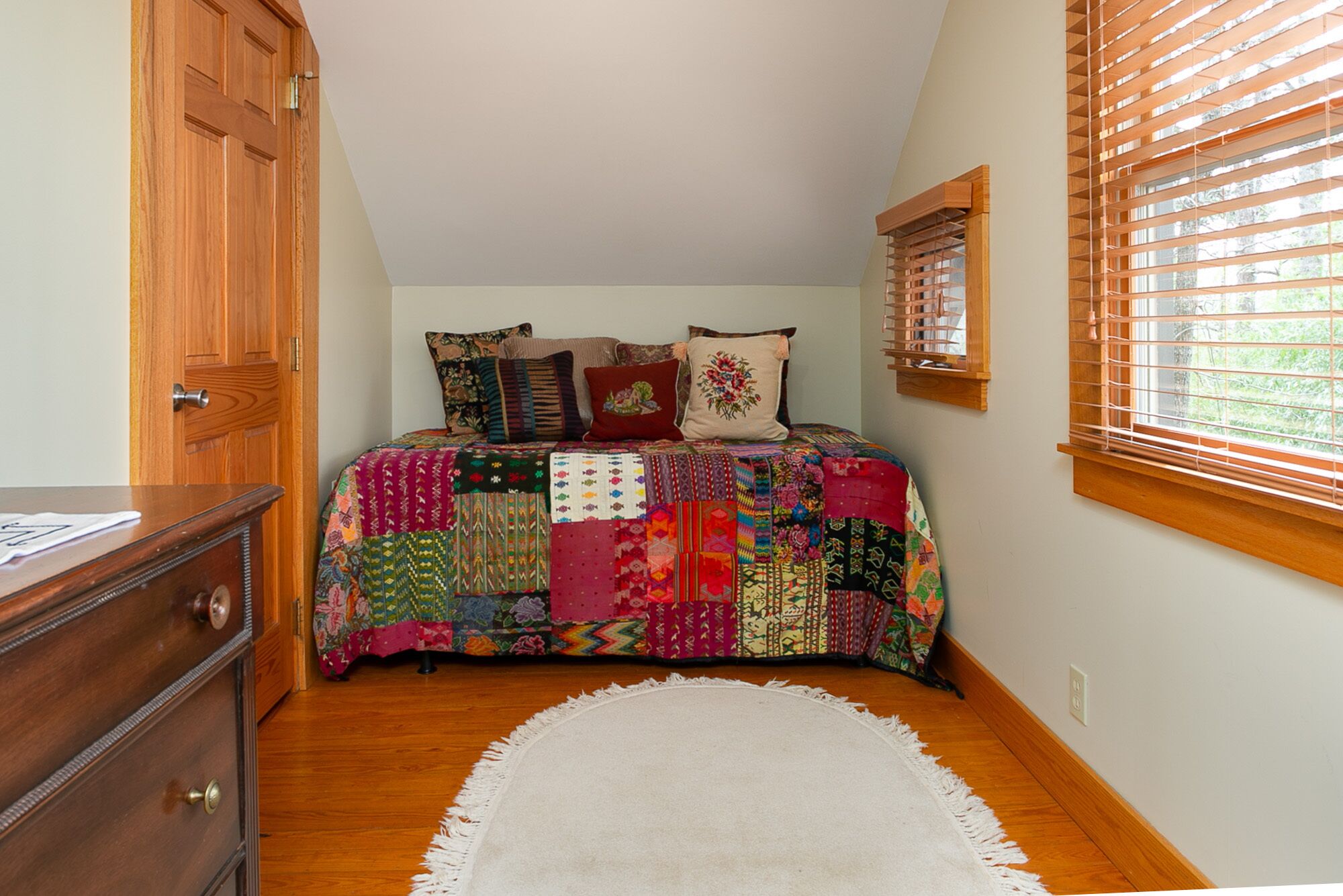 Secluded, COZY, Forest setting, Wooded Private Trail, Firepit🌲🪵🌳🌸🐕,close to town