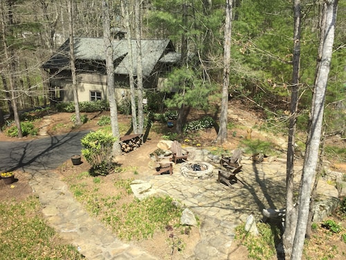1-bedroom secluded cottage forest view trails 15 min to Asheville. Pet friendly