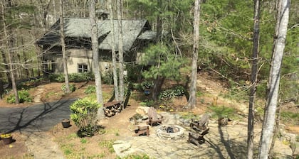 1-bedroom secluded cottage forest view trails 15 min to Asheville. Pet friendly