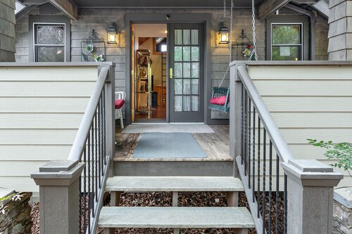 1-bedroom secluded cottage forest view trails 15 min to Asheville. Pet friendly