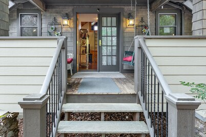 1-bedroom secluded cottage forest view trails 15 min to Asheville. Pet friendly