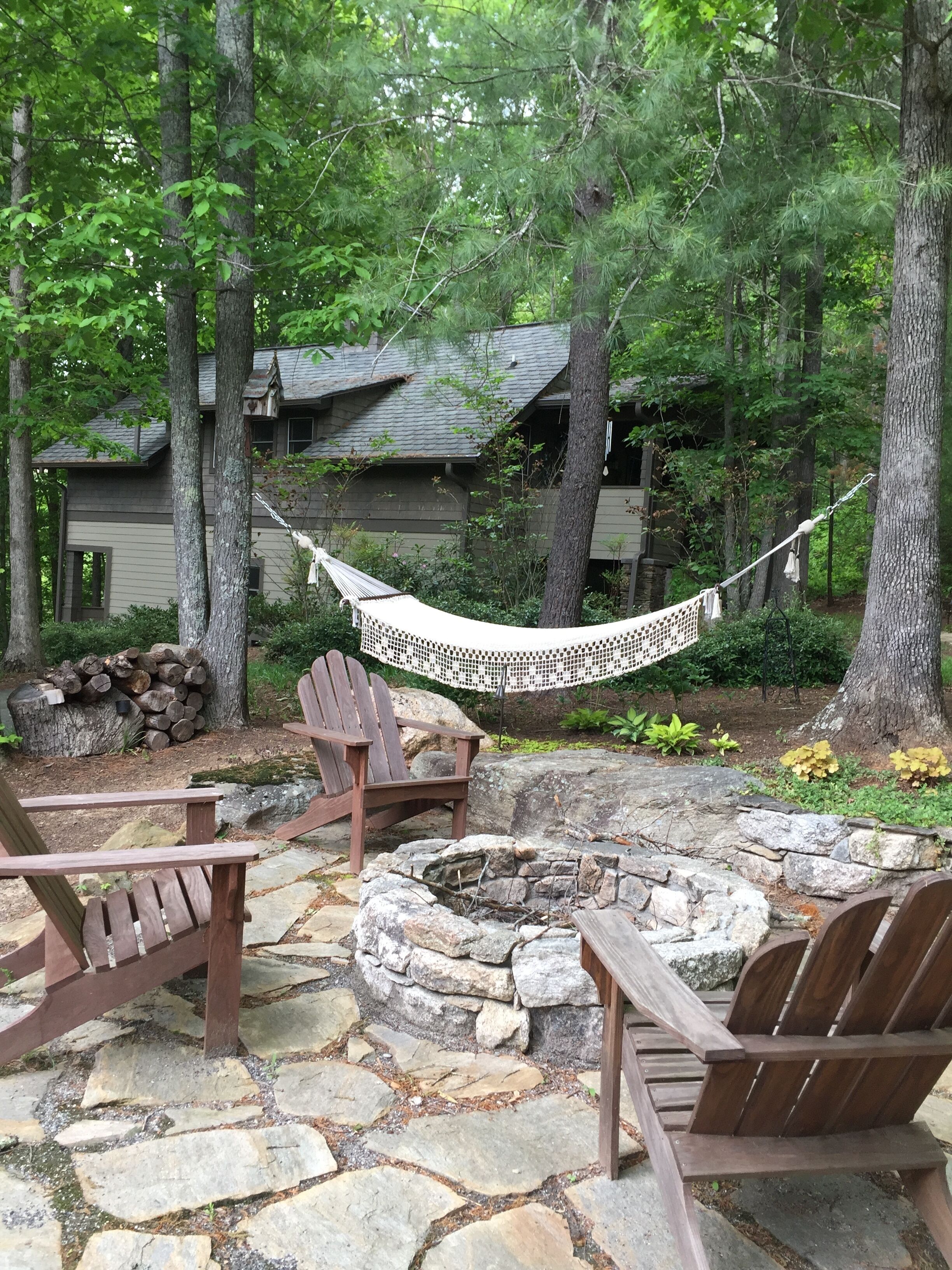 Secluded, COZY, Forest setting, Wooded Private Trail, Firepit🌲🪵🌳🌸🐕,close to town