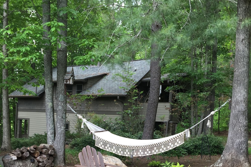 Secluded, COZY, Forest setting, Wooded Private Trail, Firepit🌲🪵🌳🌸🐕,close to town
