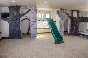 Children’s area - Best View at Bear Lake - Sleeps 34 - Custom Playroom & Hot Tub (Garden City)
